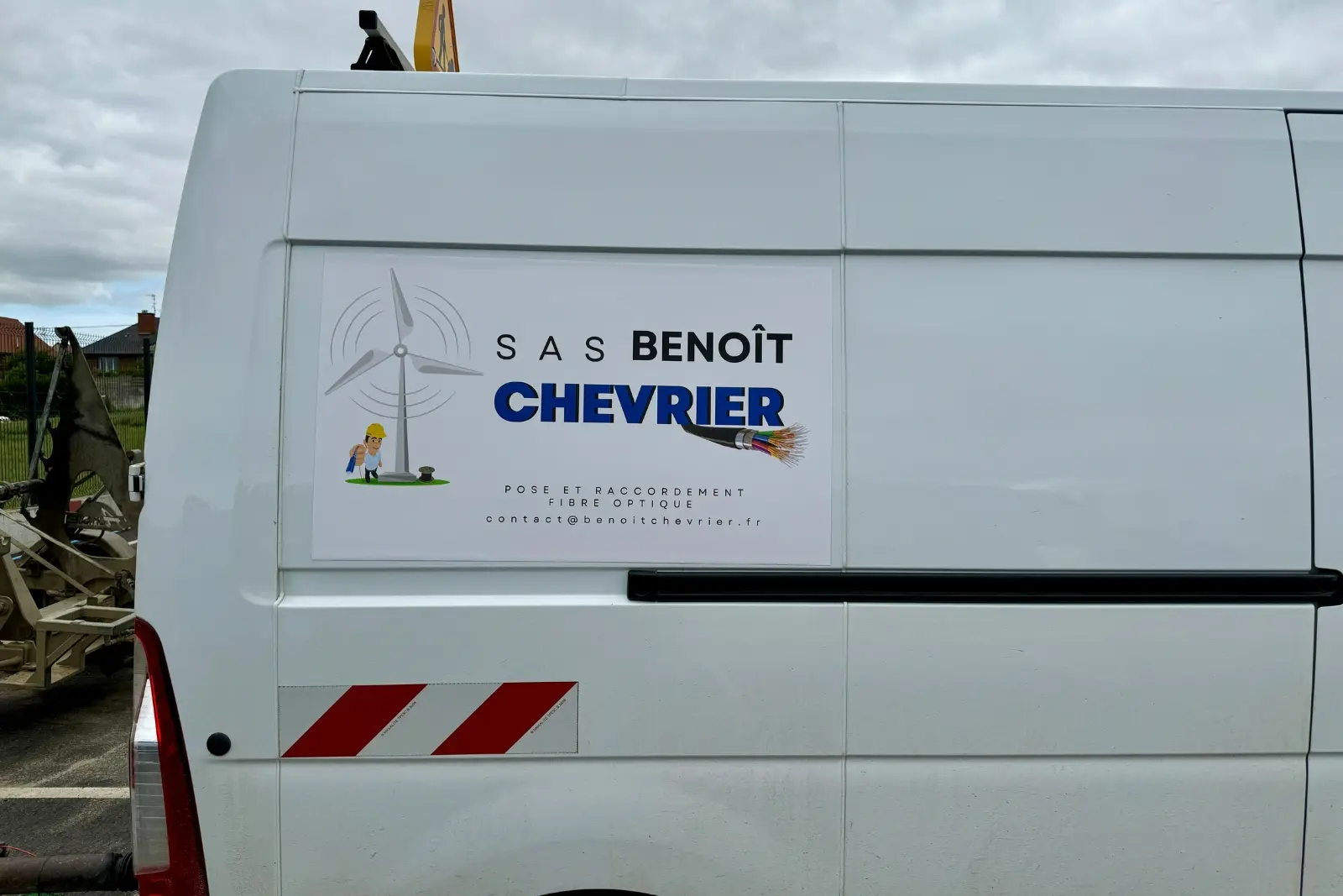 Panneau magnétique pour véhicule