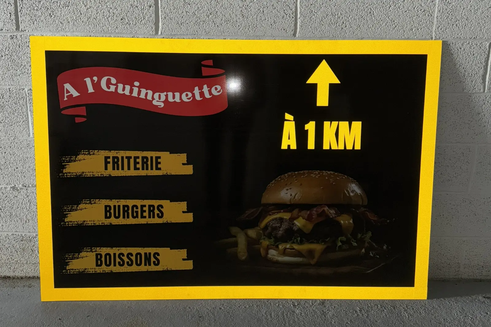 Panneau avec bande réfléchissante